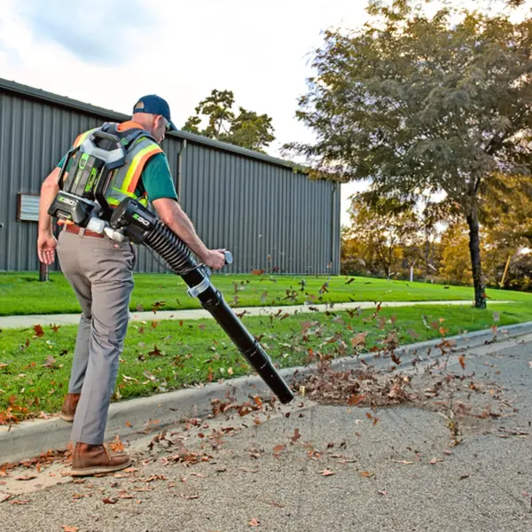 האם מותר להשתמש במפוח עלים בישראל? מדריך מקיף לשעות העבודה והחוק