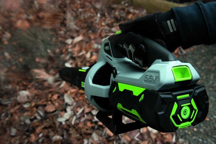 חרמש נטען עם מוט טלסקופי 35 ס";מ - Brushless 56V + מפוח עלים נטען + סוללה 2.5Ah + מטען EGO