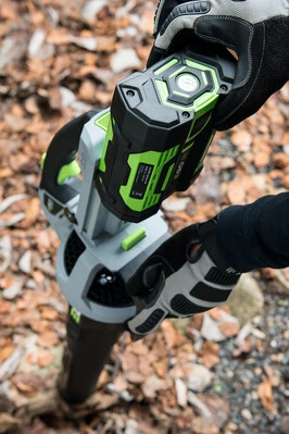 חרמש נטען עם מוט טלסקופי 35 ס";מ - Brushless 56V + מפוח עלים נטען + סוללה 2.5Ah + מטען EGO